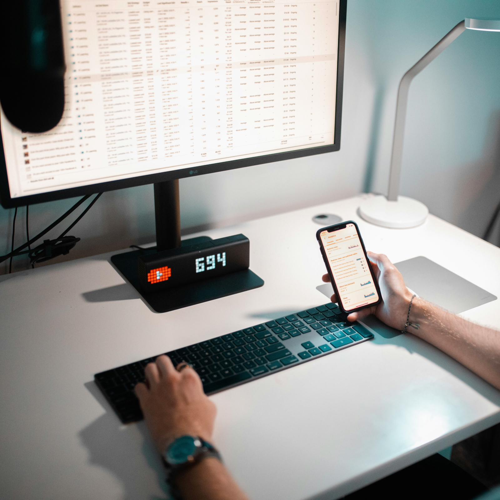 Mensch im Büroalltag mit viel Sitzen